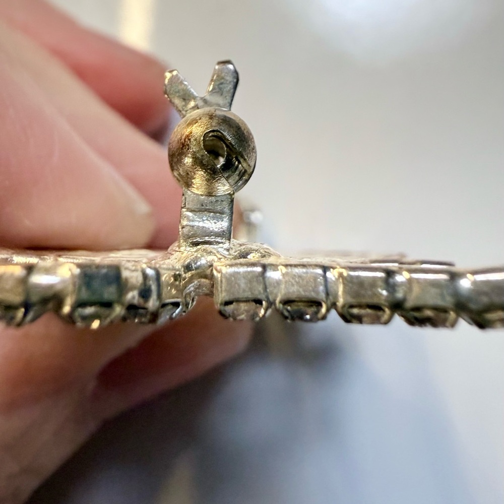 🧚🏻♀️ Silver Crystal Band Mom Brooch - Picture 9 of 10